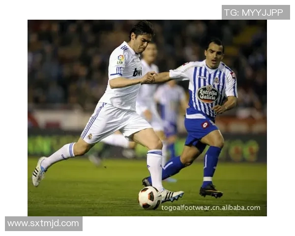 足球明星穿着跑鞋的高清图片展示与时尚运动风格解析 足球明星穿着跑鞋的高清图片展示与时尚运动风格解析