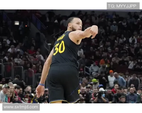 勇士与雄鹿对决数据分析揭示比赛关键因素与球员表现 勇士与雄鹿对决数据分析揭示比赛关键因素与球员表现